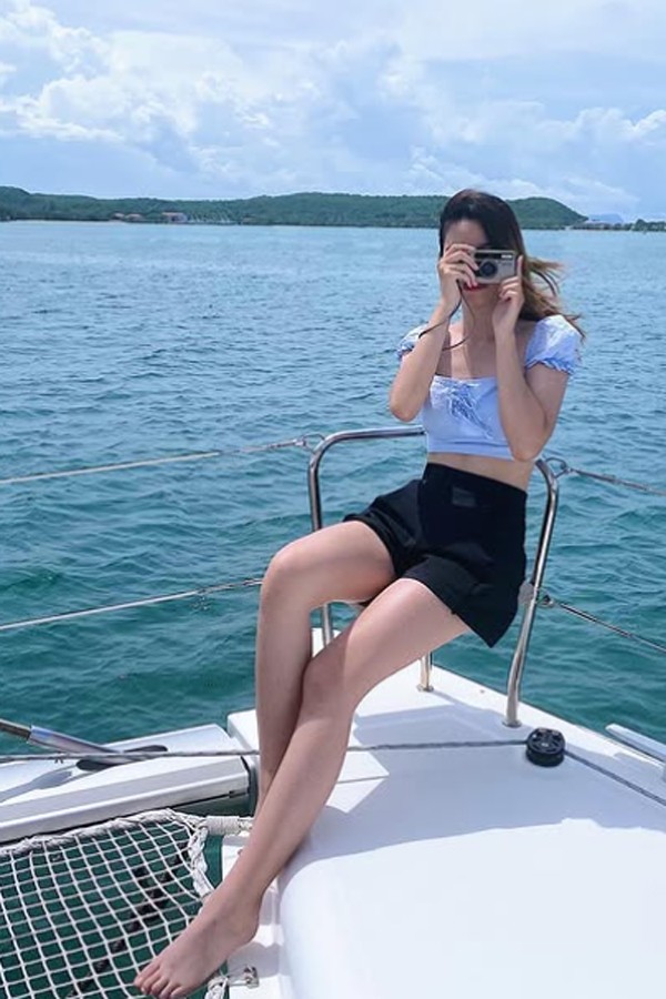 Ngoài ra, Đỗ Mỹ Anh còn sở hữu đôi chân dài thẳng đẹp không kém chị gái.