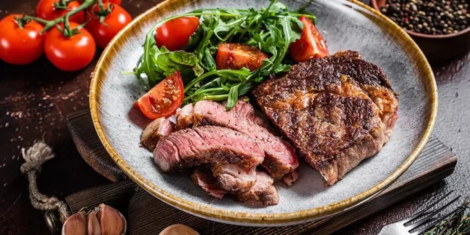 Trong hai tháng siết cân, Terri chỉ ăn hai bữa trong ngày với thành phần chủ yếu là thịt cá giàu protein cùng rau xanh.