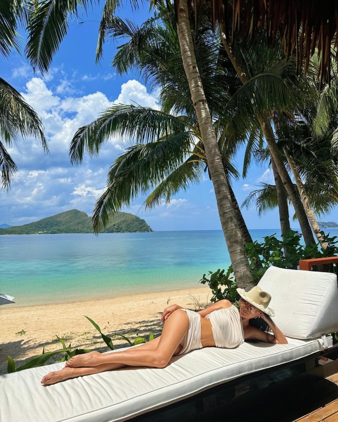 Sắc vóc nuột nà của bà mẹ ba con.