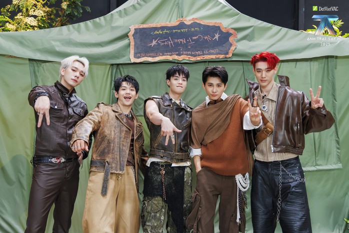 Jasonlei (thứ 2 từ trái qua) bị loại trong sự tiếc nuối của khán giả