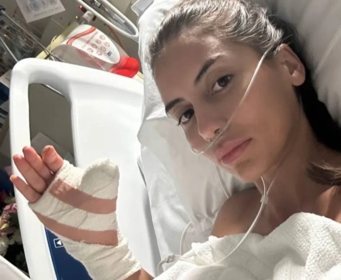 Claudia cho biết việc nhân viên không khử trùng các dụng cụ làm móng và vô tình cắt vào da tay đã khiến cô bị nhiễm trùng huyết.