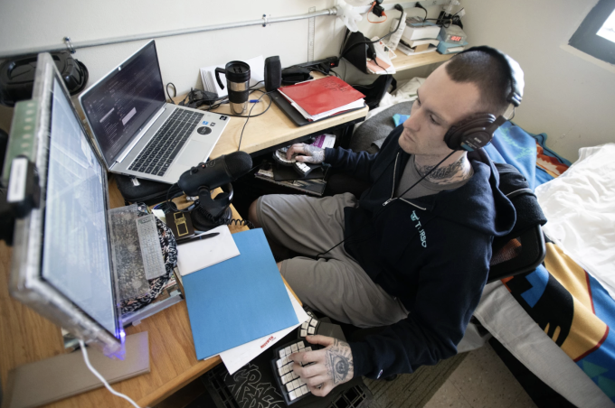 Preston Thorpe, 32 tuổi làm việc từ xa trong Trại cải tạo Mountain View (bang Maine) tháng 8/2025. Ảnh: Bangordailynews