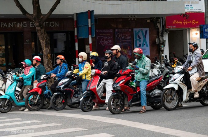 Nhiều phương tiện xe máy lưu thông trên phố Ngộ Quyền, phường Hoàn Kiếm, địa bàn trọng điểm thực hiện vùng phát thải thấp trên địa bàn thành phố Hà Nội. Ảnh: Minh Quân