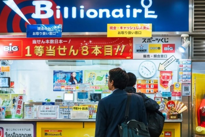 Người dân mua vé số tại một cửa hàng ở Nhật Bản. Ảnh: SCMP