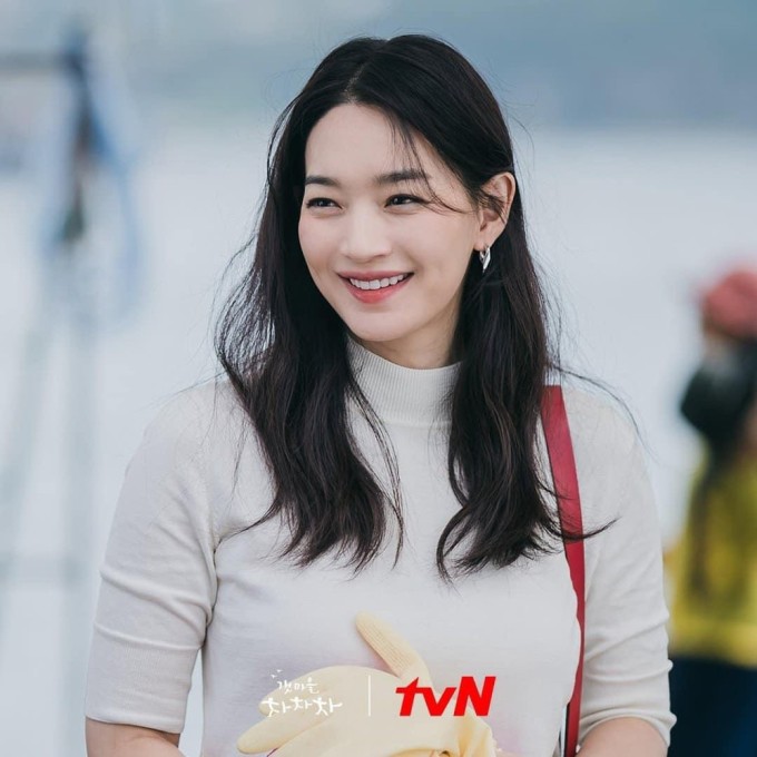 Shin Min Ah là gương mặt quen thuộc với khán giả Việt Nam qua các phim Tình yêu bất diệt, Cuộc đời ngọt đắng, Điệu cha cha cha làng biển... Ảnh: tvN