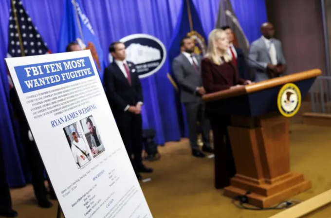 Bộ trưởng Tư pháp Mỹ Pam Bondi phát biểu trong cuộc họp báo liên quan đến vụ án Ryan Wedding. Ảnh: EFE