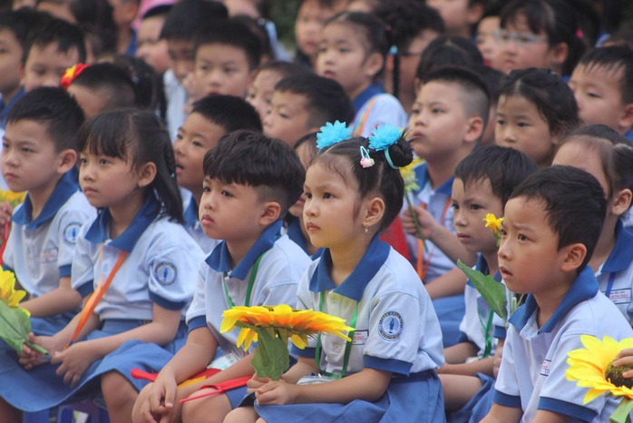 Theo Sở GD-ĐT TP, hiện nay, việc quy định về trang phục học sinh được thực hiện theo Thông tư số 26/2020 của Bộ GD-ĐT, trong đó giao cơ sở giáo dục chủ động quyết định mẫu trang phục học sinh