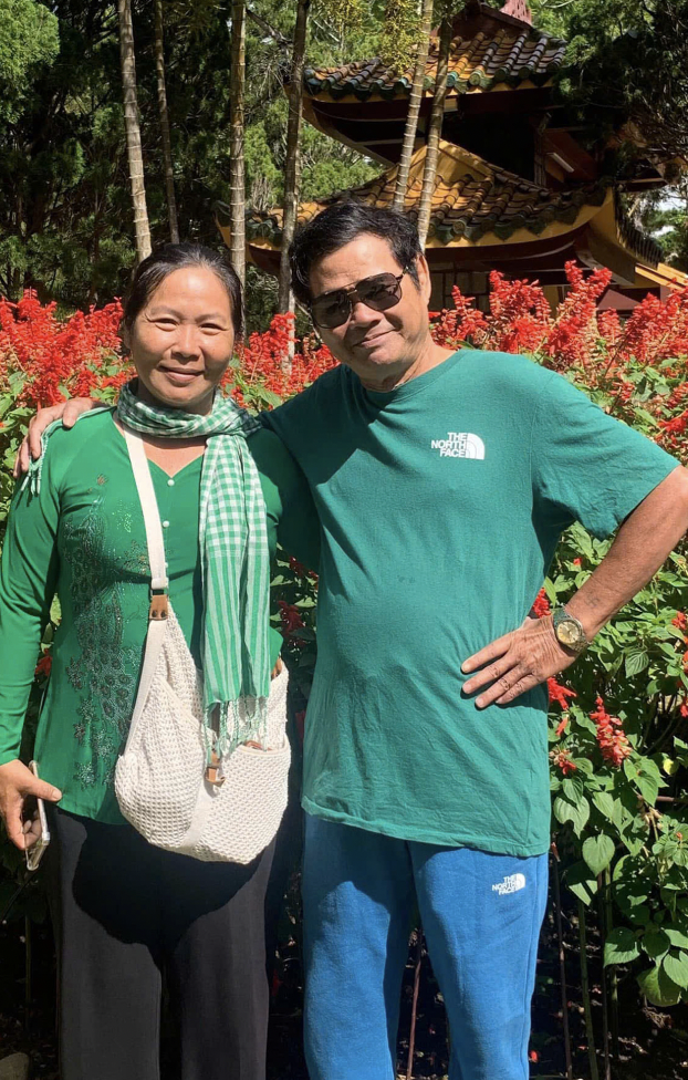 Nghệ sĩ Mai Trần và bà xã - chị Quỳnh Vân. Dù cơ cực, cả 2 chưa từng cãi vã nặng lời, là điểm tựa cho nhau trong cuộc sống.