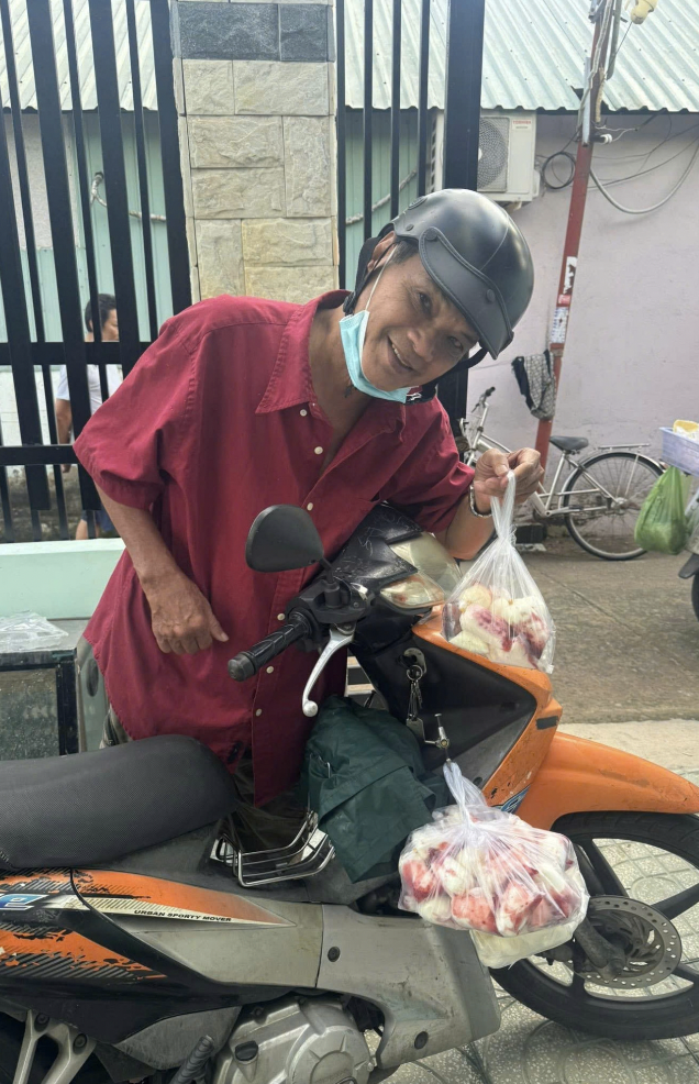 Nghệ sĩ Mai Trần từng làm shipper 30km vẫn bị bom hàng.