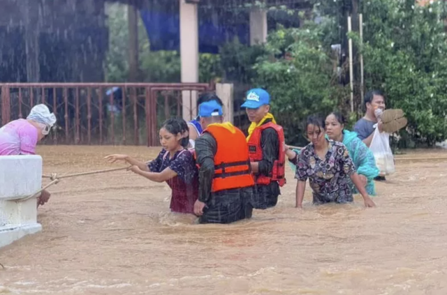 Binh sĩ hỗ trợ người dân tại khu vực bị lũ lụt Phatong, Hat Yai, tỉnh Songkhla. Ảnh: Quân đội Hoàng gia Thái Lan.
