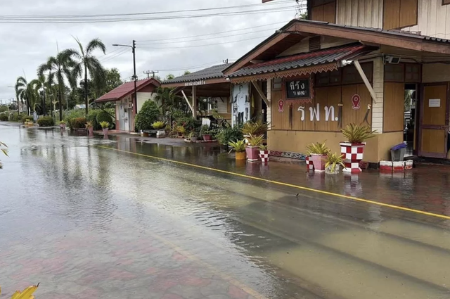 Đường ray bị ngập tại ga đường sắt Ti Wang, Thung Song, Nakhon Si Thammarat. Ảnh: Đường sắt Quốc gia Thái Lan