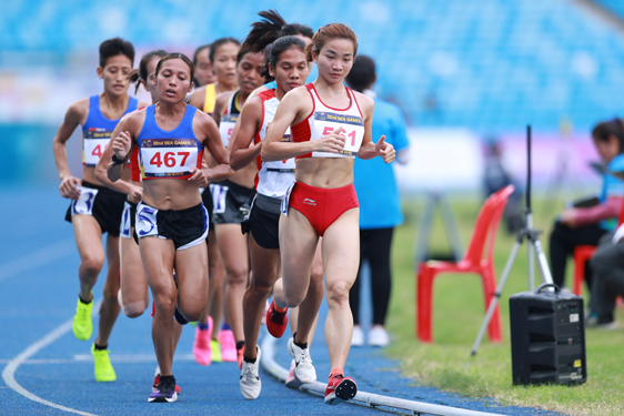 Nguyễn Thị Oanh (bìa phải) được kỳ vọng sẽ đem về nhiều HCV cho điền kinh Việt Nam (Ảnh: NGỌC LINH)