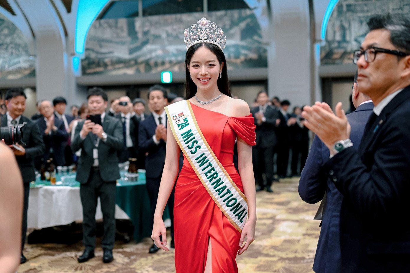 Ngày 21/11, Hoa hậu Thanh Thủy và các thí sinh Hoa hậu Quốc tế 2025 tham gia buổi tiệc chào mừng tại Niigata, Nhật Bản. Đương kim Hoa hậu Quốc tế Huỳnh Thị Thanh Thủy diện bộ váy lệch vai màu đỏ khi dự tiệc.