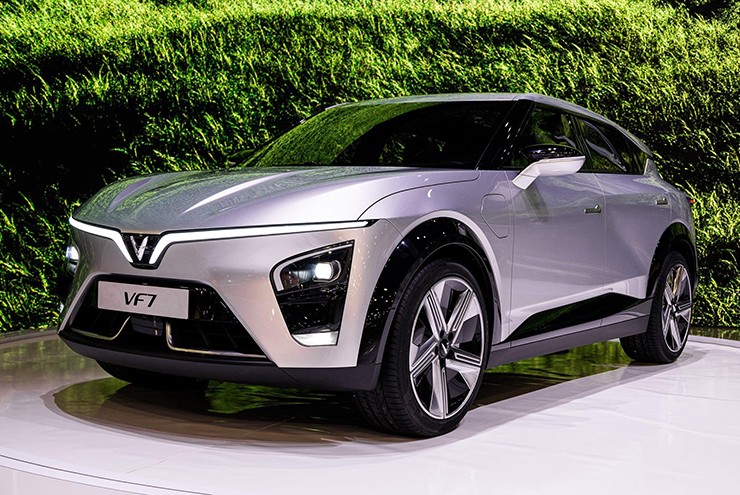 VinFast VF 7 có lợi thế về chi phí lăn bánh do miễn lệ phí trước bạ.