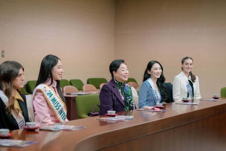 Ngày 20/11, ban tổ chức cũng tiết lộ về format của chung kết Hoa hậu Quốc tế 2025. Theo đó, ba thí sinh thắng vote từng khu vực sẽ được xướng tên vào top 20. Top 20 sẽ trình diễn trang phục áo tắm và dạ hội. Sau đó, một thí sinh trong top 20 sẽ vào thẳng top 10 thông qua bình chọn của khán giả. Top 10 sẽ chia sẻ các sáng kiến về Mục tiêu phát triển bền vững (SDGs) của họ. Cuối cùng, giám khảo chọn ra top 5 để giành vương miện bằng cách trả lời một câu hỏi chung.