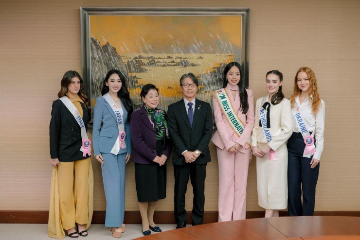 Ngày 20/11, ban tổ chức cũng tiết lộ về format của chung kết Hoa hậu Quốc tế 2025. Theo đó, ba thí sinh thắng vote từng khu vực sẽ được xướng tên vào top 20. Top 20 sẽ trình diễn trang phục áo tắm và dạ hội. Sau đó, một thí sinh trong top 20 sẽ vào thẳng top 10 thông qua bình chọn của khán giả. Top 10 sẽ chia sẻ các sáng kiến về Mục tiêu phát triển bền vững (SDGs) của họ. Cuối cùng, giám khảo chọn ra top 5 để giành vương miện bằng cách trả lời một câu hỏi chung.