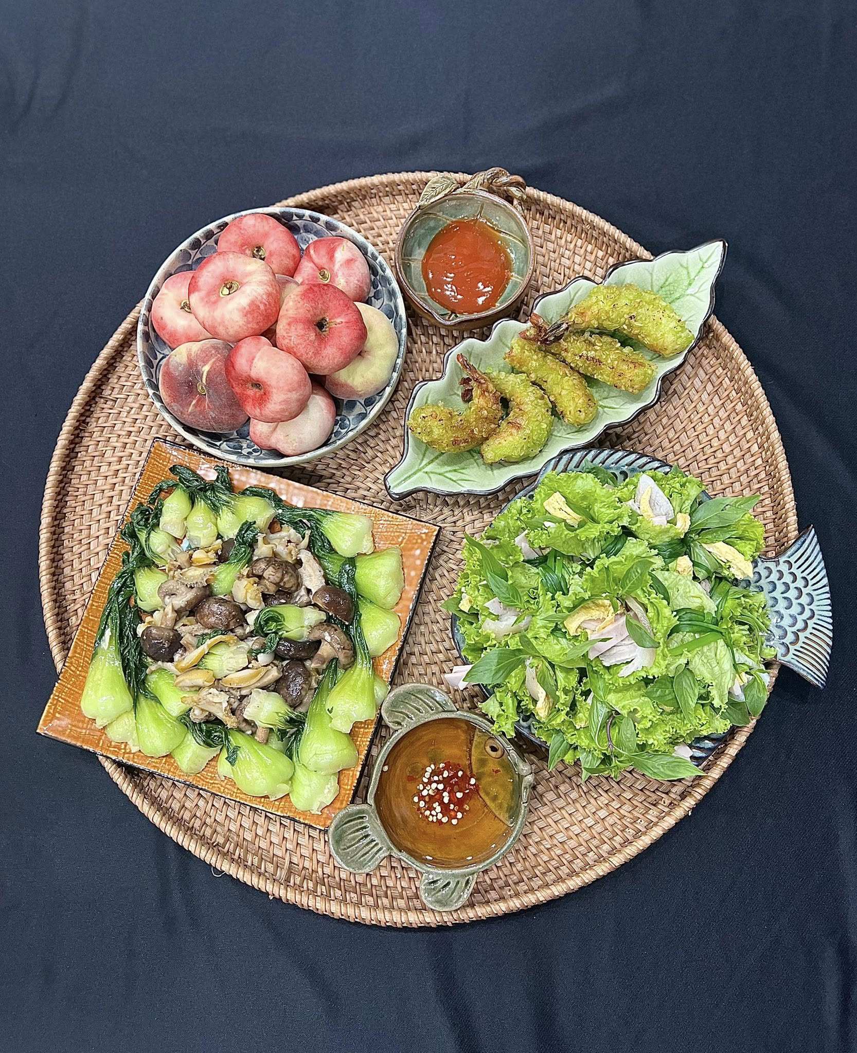 Tôm tẩm bột chiên - Bào ngư xào cải chíp - Thịt luộc cuốn rau