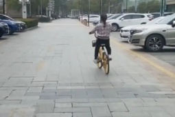 Tốn hơn 6 triệu để… học đi xe đạp, cư dân mạng không lý giải nổi