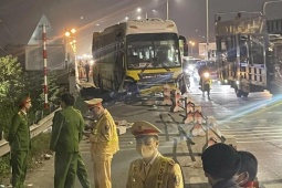 Xe khách tông xe máy trên cầu Thanh Trì, 2 người tử vong