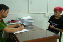 Người đàn ông tóc màu hồng khống chế phụ nữ để cướp tài sản