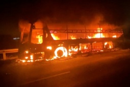 Ôtô chở hơn 20 người cháy trên cao tốc TP HCM - Trung Lương