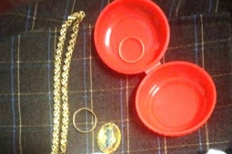 Phát hiện nhiều trang sức bằng vàng trong áo quần cũ gửi tặng đồng bào vùng lũ