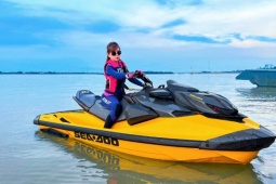 Người đẹp cưỡi mô tô nước cứu trợ vùng lũ, lên tiếng khi bị chê "làm màu"