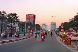 Clip: Quay đầu ẩu trên cầu, thanh niên bị xe sau đâm trúng khiến cả hai ngã nhào