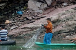 Tin tức trong ngày - Hồ Kẻ gỗ dừng xả lũ, người dân đổ xô đi săn cá 'khủng'