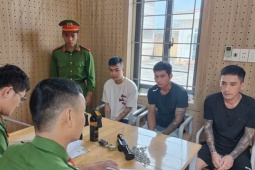 An ninh - Xã hội - Nhóm đối tượng tra tấn nữ nhân viên quán karaoke vì "không nghe lời"