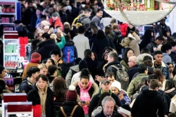 Thị trường - Tiêu dùng - “Biển người” kỷ lục đi săn sale: Black Friday năm nay lại là mùa “khuyến mãi keo kiệt” nhất