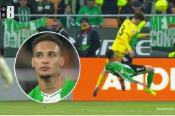 Antony ngả người móc bóng như Ronaldo nhưng ăn thẻ đỏ, khán giả vẫn vỗ tay