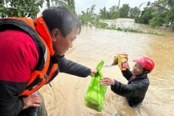 Bạn trẻ - Cuộc sống - Người vùng lũ cần cứu trợ gì ngoài mì tôm?