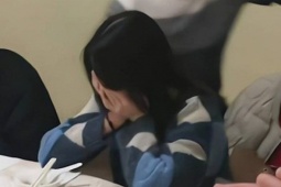 Bạn trẻ - Cuộc sống - Họp lớp và 'góc khuất' gây đỏ mặt: Trò vui vô hại hay cú tát vào hôn nhân?