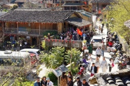 Du khách đông nghịt tại Lô Lô Chải, xếp hàng cả tiếng để chụp ảnh ngày cuối tuần