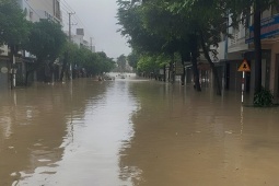 Du lịch - Ba ngày kẹt trên tàu vì ngập lụt của khách Tây