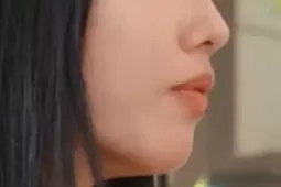 'Running Man' đối mặt với làn sóng chỉ trích dữ dội vì để một nữ diễn viên tham gia trò chơi quấy rối tình dục