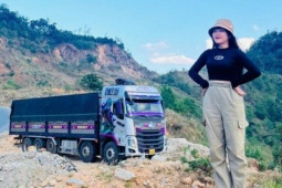 Bạn trẻ - Cuộc sống - Chân dung nữ tài xế trẻ đẹp lái xe tải chở hàng cứu trợ miễn phí cho miền Trung
