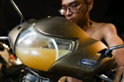 Người dân Nha Trang vật lộn sửa xe máy sau mưa lũ vì ngâm nước nhiều ngày