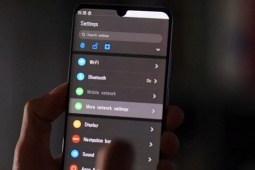 YouTuber "mổ xẻ" bí ẩn nằm trong chiếc điện thoại Android bị kiểm soát gắt gao nhất thế giới