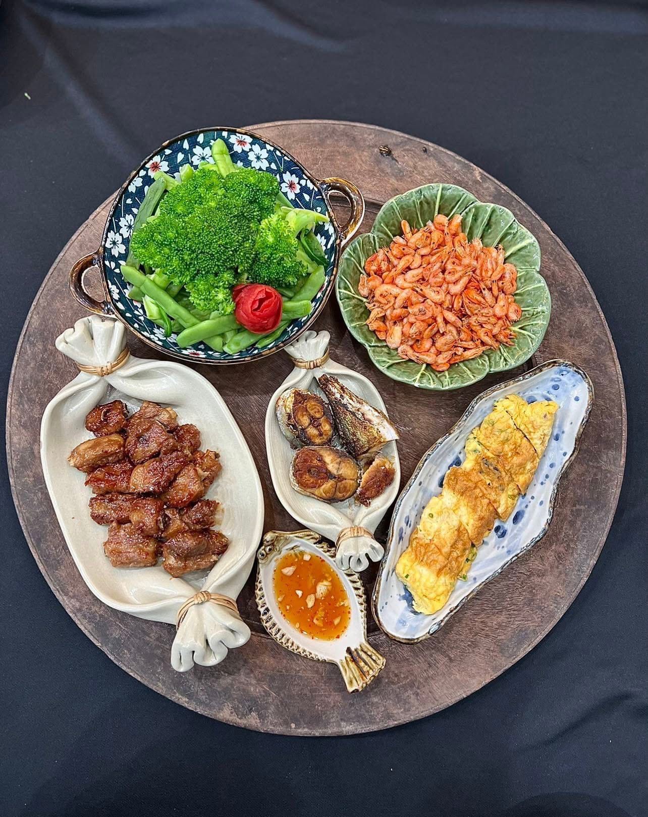 Tôm đồng rang - Sườn xào chua ngọt - Trứng chiên - Rau củ luộc