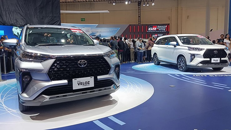 Thiết kế của Toyota Veloz hybrid không khác bản xăng, trừ logo mới.