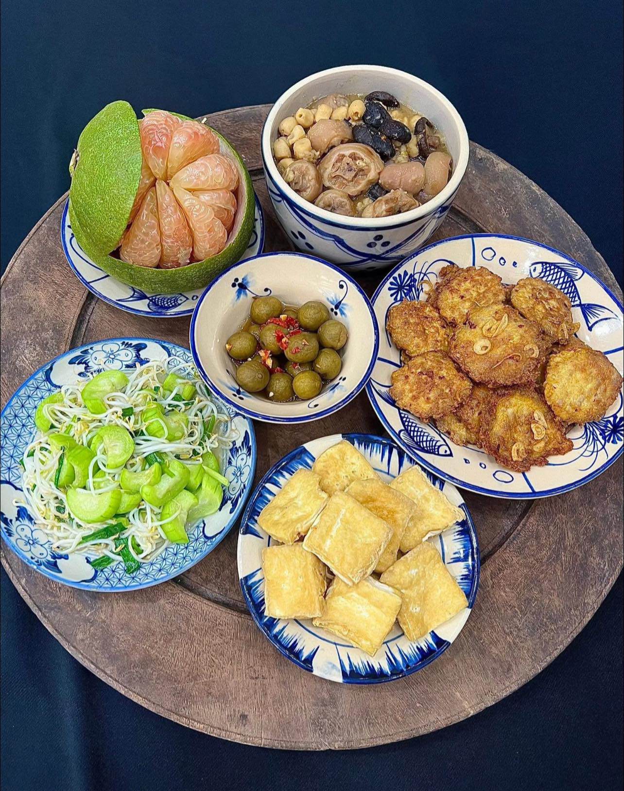 Đuôi lợn hầm thuốc bắc - Thịt băm trộn trứng rán - Đậu rán - Mướp xào giá