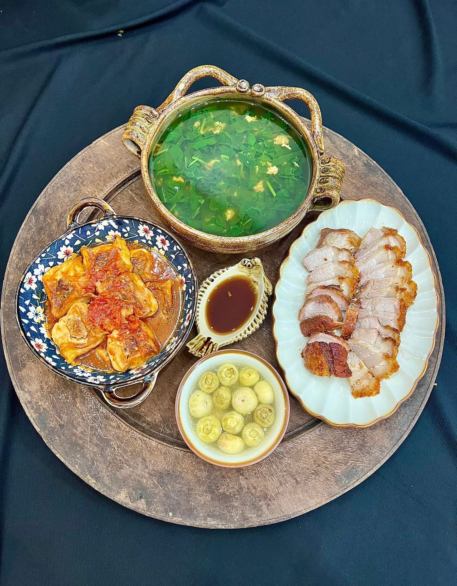 Đậu sốt cà chua - Thịt quay - Canh cua rau đay