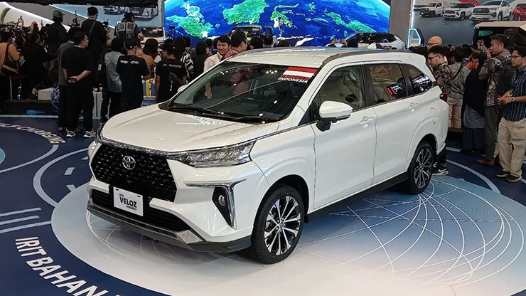 Thiết kế của Toyota Veloz hybrid không khác bản xăng, trừ logo mới.