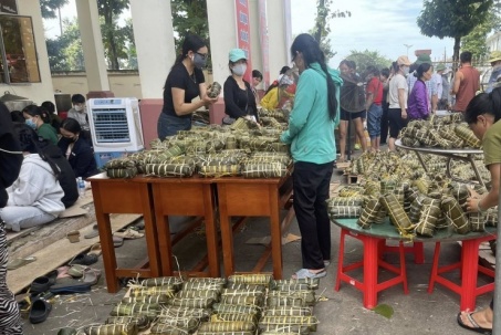 Xúc động hình ảnh cả xã thức xuyên đêm nấu bánh, đóng hàng gửi bà con vùng lũ