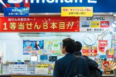 Trúng độc đắc nhưng giấu vợ để sống xa hoa một mình