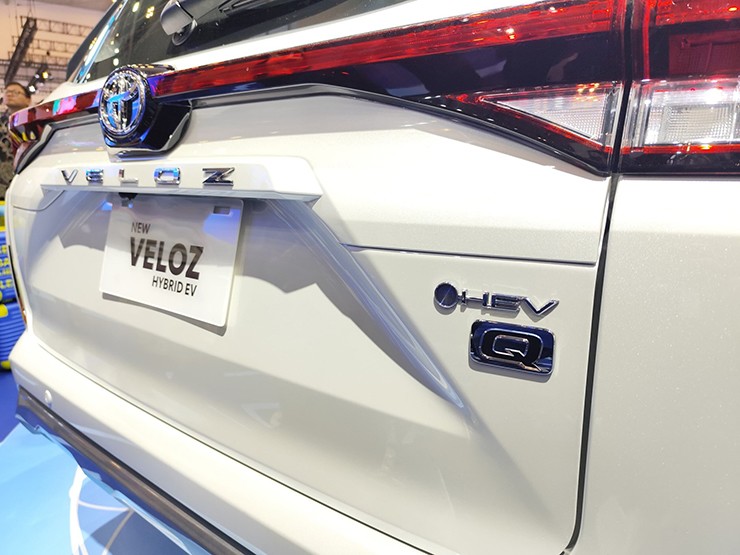 Thiết kế của Toyota Veloz hybrid không khác bản xăng, trừ logo mới.