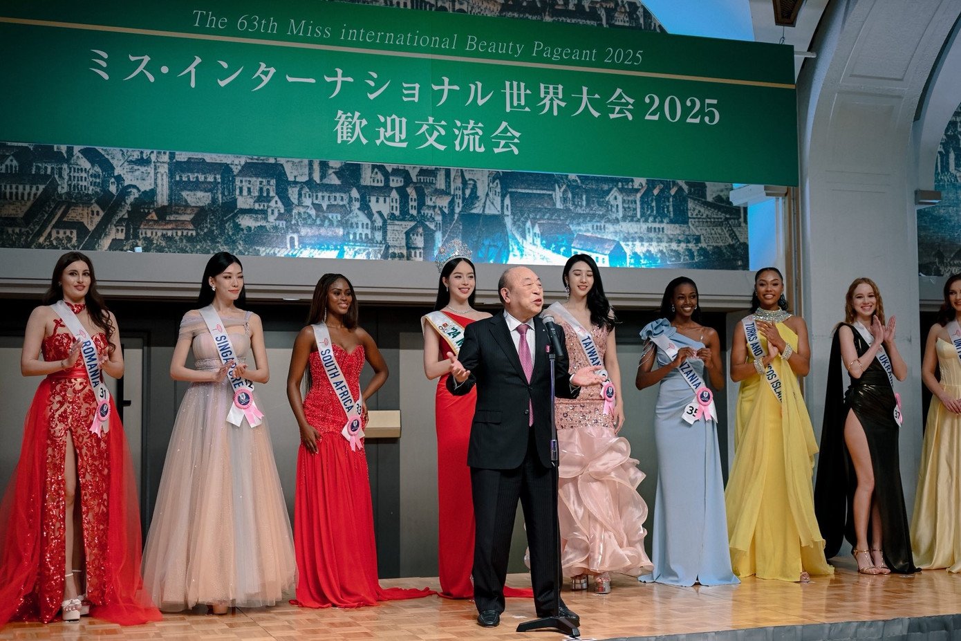 Thanh Thủy và các đại diện nhận được sự chào đón nồng nhiệt từ các đại biểu địa phương. Tại buổi tiệc, họ không chỉ thưởng thức ẩm thực, giao lưu mà còn được xem các tiết mục văn hóa truyền thống độc đáo của Nhật Bản.