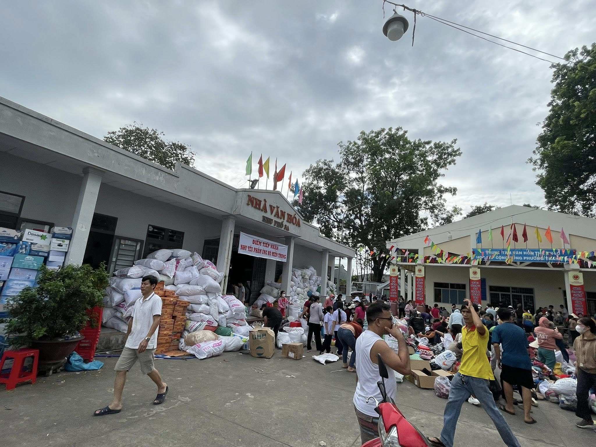 Chung tay soạn những phần quà gửi bà con vùng lũ